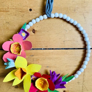 アップサイクルされた春の花のリース