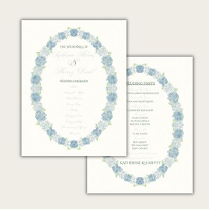 Pode incluir: Dois programas de cerimónia de casamento. Cada programa apresenta uma grinalda floral azul clara em torno do texto. O texto inclui os nomes "Katherine & Harvey" e detalhes da cerimónia e da festa de casamento.