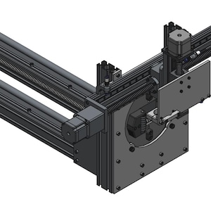 Puede incluir: Representación detallada en escala de grises de un conjunto mecánico. El diseño presenta varillas paralelas con una varilla roscada y varios componentes mecánicos, incluyendo placas, soportes y lo que parece ser un motor. La estructura general es industrial.