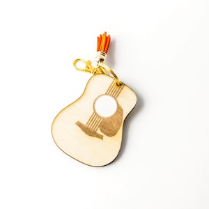 Houtgegraveerde gitaarsleutelhanger | Handgemaakt cadeau voor muziekliefhebber | Lichtgewicht