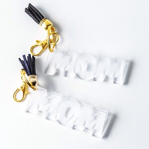 MOM Gymnastik Acryl Schlüsselbund | Männliche und weibliche Turner Designs | Gefrostetes leichtes Geschenk für Mütter | Gymnastik Mama Geschenk