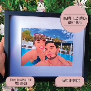 Puede incluir: Ilustración digital de una pareja en un marco negro. La obra de arte es un retrato de estilo caricatura colorido de un hombre y una mujer junto a una piscina. El marco está rodeado de follaje verde y flores blancas. El texto en el marco dice "DIGITAL ILLUSTRATION WITH FRAME", "100% PERSONALIZED AND UNIQUE" y "HAND ILLUSTRATED".