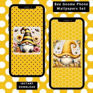 Op de afbeelding: Twee smartphones met bijen-gnome-telefoonachtergronden. De ene telefoon heeft een gele achtergrond met zwarte stippen, de andere een honingraatpatroon. De achtergronden tonen kabouters met bijenhoeden en bloemaccenten. Tekst luidt "Bee Gnome Phone Wallpapers Set" en "Instant Download."