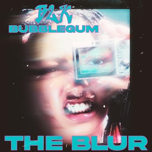 Peut inclure: Une femme avec un appareil photo devant son visage. L'appareil photo est pointé vers elle et l'écran montre un gros plan de son œil. Le texte "B2K BUBBLEGUM THE BLUR" est en haut et en bas de l'image.