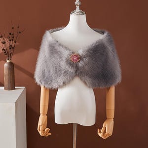 Eleganter grauer Kunstpelz-Schal - glänzender weicher Wrap mit Vintage-Brosche, Winterhochzeit & formeller Anlass