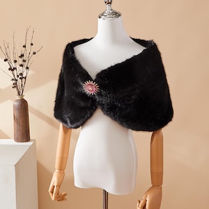 Eleganter schwarzer Kunstpelz Schal - glänzende Oberfläche mit Brosche, Winter Hochzeit oder Abend Cover-Up