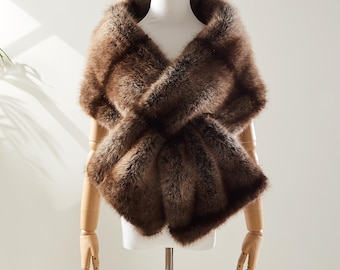 Peut inclure: Un châle en fausse fourrure marron avec un design long et fluide. Le châle est drapé sur un mannequin et est parfait pour ajouter une touche d'élégance à n'importe quelle tenue.