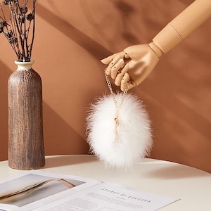 Mini sac blanc moelleux en fausse fourrure - Petit sac à main à pompons avec anse en chaîne dorée, accessoire de fête mignon