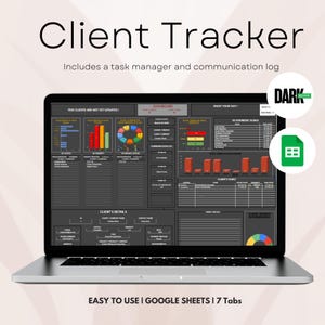 Op de afbeelding: Een laptopcomputer die een Google Sheet-spreadsheet met een donker thema weergeeft. De spreadsheet heeft de titel "Client Tracker" en bevat een dashboard, een taakmanager en een communicatielog. De spreadsheet is ontworpen om gebruikers te helpen bij het bijhouden van klantgegevens, taken en communicatie.