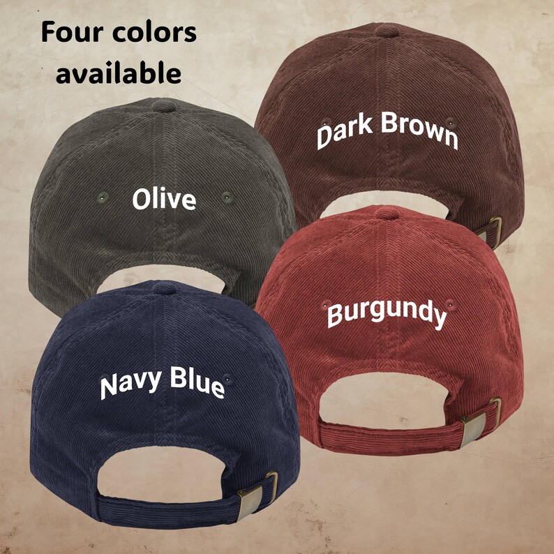 Op de afbeelding: Vier corduroy baseballpetten in olijf, donkerbruin, bordeauxrood en marineblauw. Elke pet heeft een verstelbare band en is gelabeld met zijn kleur. De tekst "Vier kleuren beschikbaar" staat bovenaan.