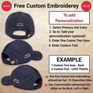 Op de afbeelding: Marineblauwe corduroy baseballpetten met goudkleurige verstelbare bandjes. Elke pet toont "CUSTOM TEXT HERE" op de achterkant. De afbeelding promoot gratis borduursels op maat met personalisatie-instructies en een voorbeeld.