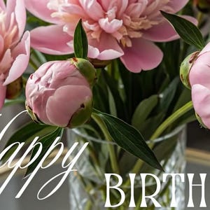 Może przedstawiać: Bukiet różowych piwonii w przezroczystym szklanym wazonie. Kwiaty są w różnych fazach kwitnienia, niektóre pąki są jeszcze zamknięte. Tekst "Happy BIRTHDAY!" jest nałożony na obraz.