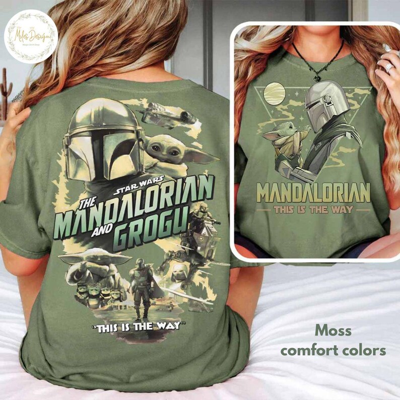 Peut inclure: T-shirt vert mousse avec des graphismes de la s&eacute;rie The Mandalorian. Le design comprend des images du Mandalorien, de Grogu et le texte "The Mandalorian and Grogu" et "This is the Way".