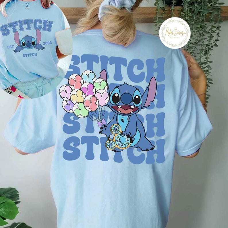 K&ouml;nnte beinhalten: Hellblaues T-Shirt mit einer blauen Stitch-Figur, die Ballons h&auml;lt. Der Text "Stitch" wird in einer Retro-Schriftart auf dem Shirt wiederholt.