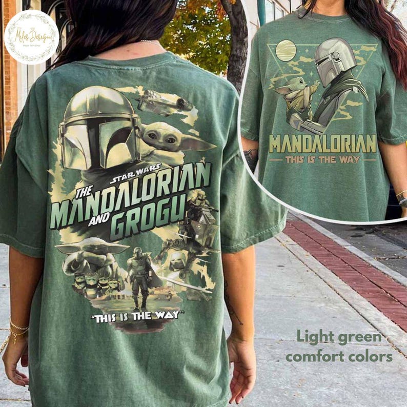 Peut inclure: T-shirt vert clair avec un motif de Star Wars repr&eacute;sentant Le Mandalorien et Grogu. Le graphisme comprend le texte "The Mandalorian and Grogu" et "This is the Way". Le t-shirt est de couleur confortable.