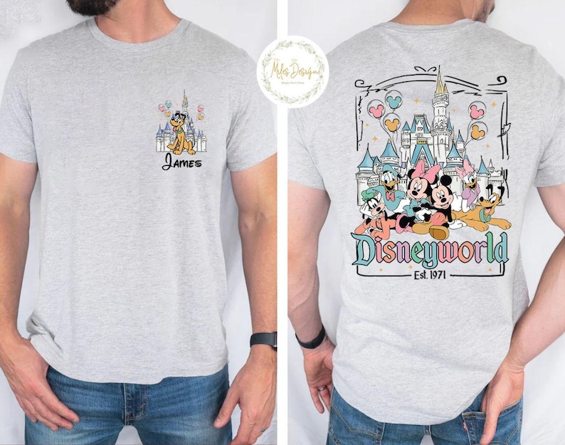 Pu&ograve; includere: Due magliette grigie a tema Disney World. La maglietta anteriore ha un'immagine di cartone animato di Pluto e il testo "James". La maglietta posteriore ha un'immagine di cartone animato di Topolino, Minnie Mouse, Paperino, Pippo e Pluto davanti al Castello di Cenerentola con il testo "Disneyworld Est. 1971".