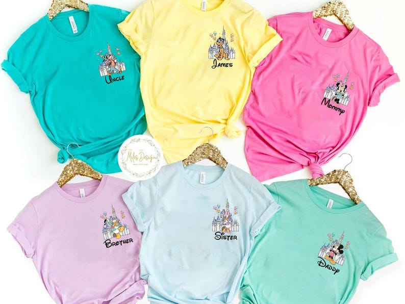 Pu&ograve; includere: Sei magliette con un design di castello e personaggio Disney. Le magliette sono di diversi colori: verde acqua, giallo, rosa, azzurro, lavanda e verde. Le magliette hanno il seguente testo: "Zio", "James", "Mamma", "Fratello", "Sorella" e "Pap&agrave;".