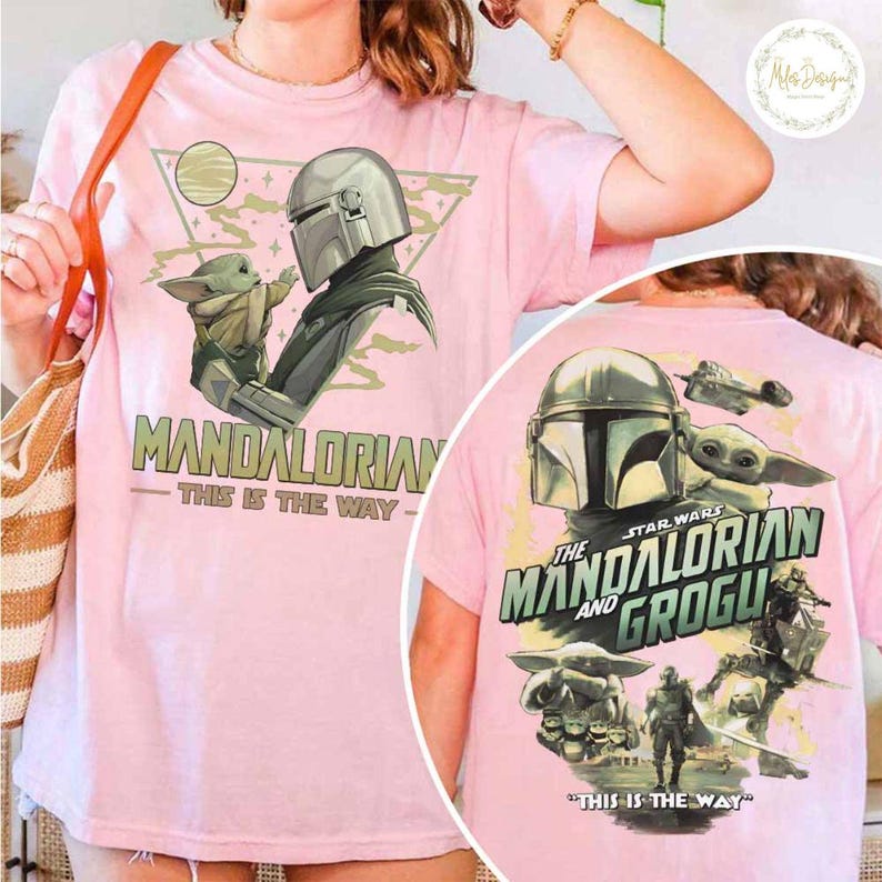 Peut inclure: T-shirt rose clair avec un motif de The Mandalorian et Grogu. Le devant affiche "MANDALORIAN - THIS IS THE WAY." Le dos montre "THE MANDALORIAN AND GROGU" avec "STAR WARS" et "THIS IS THE WAY".