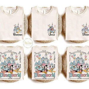 Pu&ograve; includere: Sei magliette color crema con diversi design di Disney World. Le magliette presentano Topolino, Minnie Mouse, Paperino, Pippo e Pluto. Le magliette hanno il testo "Disneyworld Est. 1971" in basso. Le magliette hanno le parole "Fratello", "Zio", "Sorella" in alto su tre delle magliette.