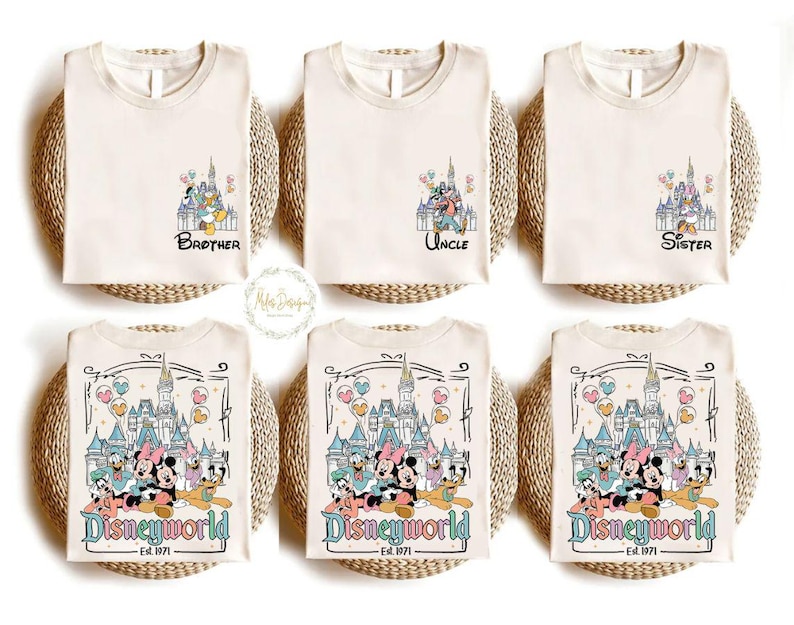 Pu&ograve; includere: Sei magliette color crema con diversi design di Disney World. Le magliette presentano Topolino, Minnie Mouse, Paperino, Pippo e Pluto. Le magliette hanno il testo "Disneyworld Est. 1971" in basso. Le magliette hanno le parole "Fratello", "Zio", "Sorella" in alto su tre delle magliette.