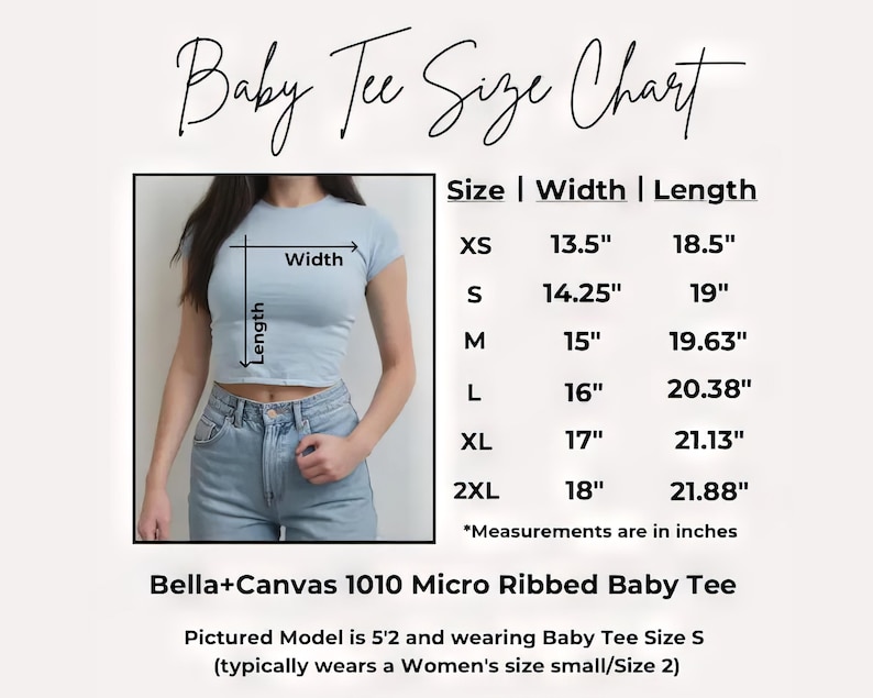 K&ouml;nnte beinhalten: Gr&ouml;&szlig;entabelle f&uuml;r Baby-T-Shirts mit Ma&szlig;en in Zoll. Die Tabelle enth&auml;lt die Gr&ouml;&szlig;en XS bis 2XL mit Breiten- und L&auml;ngenma&szlig;en. Ein Model tr&auml;gt ein hellblaues Baby-T-Shirt. Der Text "Baby Tee Size Chart" steht oben.