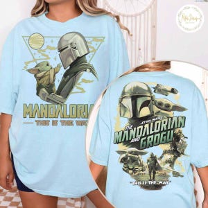 Peut inclure: T-shirt bleu clair avec The Mandalorian et Grogu de Star Wars. Le graphisme avant montre le Mandalorien et Grogu avec le texte "MANDALORIAN - THIS IS THE WAY." Le graphisme arri&egrave;re affiche le Mandalorien, Grogu et d'autres personnages avec le texte "THE MANDALORIAN AND GROGU - THIS IS THE WAY."