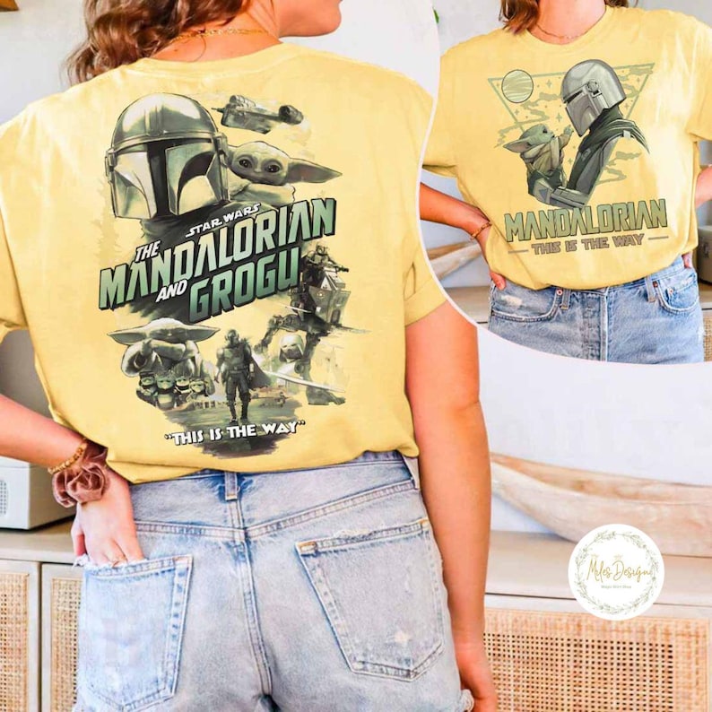 Peut inclure: T-shirt jaune avec des graphismes de la s&eacute;rie Star Wars, "The Mandalorian". L'avant et l'arri&egrave;re du t-shirt pr&eacute;sentent des images du Mandalorien, de Grogu et de vaisseaux spatiaux. Le texte sur le t-shirt comprend "The Mandalorian and Grogu" et "This is the Way."