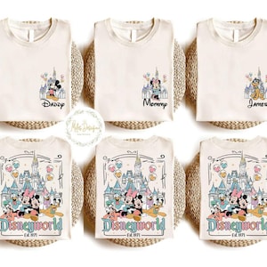Pu&ograve; includere: Sei magliette beige con diversi design di Disney World. Le magliette raffigurano Topolino, Minnie Mouse, Paperino, Pluto e il castello Disney. Il testo sulle magliette recita "Daddy", "Mommy", "James" e "Disneyworld Est. 1971".