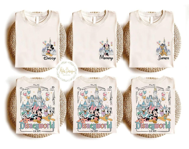 Pu&ograve; includere: Sei magliette beige con diversi design di Disney World. Le magliette raffigurano Topolino, Minnie Mouse, Paperino, Pluto e il castello Disney. Il testo sulle magliette recita "Daddy", "Mommy", "James" e "Disneyworld Est. 1971".