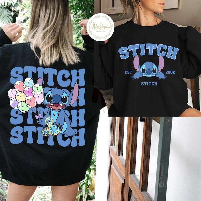 K&ouml;nnte beinhalten: Zwei schwarze Langarmshirts mit einem blauen Stitch-Charakter-Motiv. Ein Shirt zeigt Stitch, der Ballons h&auml;lt, und den Text "Stitch" wiederholt in einer Retro-Schrift. Das andere Shirt zeigt Stitch mit dem Text "Stitch Est. 2002".