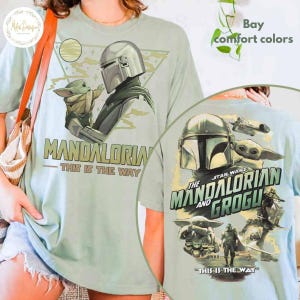 Peut inclure: T-shirt vert clair avec un motif de The Mandalorian et Grogu. Le motif avant montre le Mandalorien et Grogu avec le texte "MANDALORIAN - THIS IS THE WAY." Le motif arri&egrave;re pr&eacute;sente le texte "THE STAR WARS MANDALORIAN AND GROGU - THIS IS THE WAY."