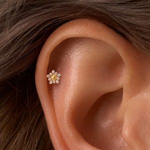 16G/18G Starry Bloom Studs Earrings • Internally threaded • Flat Back Earring • Tragus Stud • Helix Conch Stud • Cartilage • Gife For Her