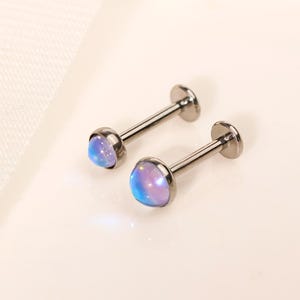 16G Titan Mondstein Ohrringe • Kleine Ohrstecker • Flache Rückseite Ohrring • Tragus Ohrstecker • Helix Muschel Ohrstecker • Knorpel • Geschenk für sie