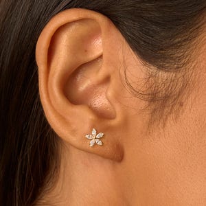 16G/18G Shining Flower Stud Earrings • Internally threaded • Flat Back Earring • Tragus Stud • Helix Conch Stud • Cartilage • Gife For Her