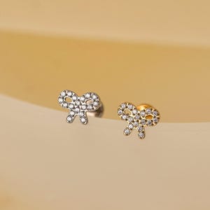 Puces d'oreilles en titane 16G/18G avec micro nœud • Petites boucles d'oreilles fines à dos plat • Puce d'oreille Tragus Conque hélicoïdale • Anneau de nez • Cartilage • Cadeau pour elle