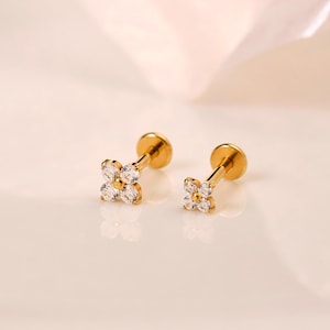 Puces d'oreilles fleur à quatre pétales 16 g • Petites puces d'oreilles • Boucle d'oreille à l'arrière plat • Puce tragus • Puce de conque hélicoïdale • Cartilage • Cadeau pour elle