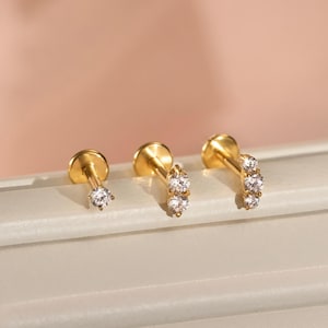 Ensemble de petits clous d'oreilles plats CZ 16 g/18 g • Coffret cadeau • Boucle d'oreille à dos plat • Clous tragus • Clous hélicoïdaux • Cartilage • Cadeau pour elle • Coffret cadeau