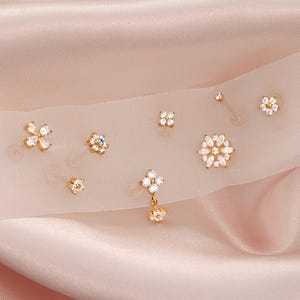 Ensemble de boucles d'oreilles fleurs brillantes 16 g/18 g • Parure de bijoux • Boucle d'oreille à dos plat • Clous tragus • Clous de conque hélicoïdale • Cartilage • Cadeau pour elle • Coffret cadeau