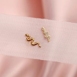 Boucle d'oreille de cartilage minuscule serpent 16 g • Boucle d'oreille à l'arrière plat • Clous de tragus • Clous de conque hélicoïdale • Clous de cartilage • Clous de nez • Cadeau pour elle