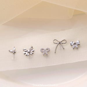 Ensemble de boucles d'oreilles avec micro nœud 16 g/18 g • Boucle d'oreille petit nœud à l'arrière plat • Tige de tragus conque hélicoïdale • Anneau de nez • Cartilage • Parure de bijoux • Cadeau pour elle