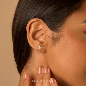 16G/18G Shining Flower Stud Earrings • Internally threaded • Flat Back Earring • Tragus Stud • Helix Conch Stud • Cartilage • Gife For Her