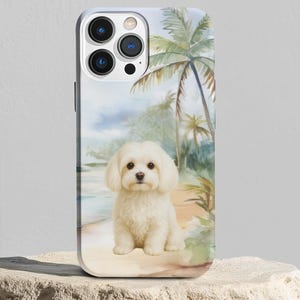 Puede incluir: Funda de teléfono con una ilustración de acuarela de un perro blanco en una playa con palmeras. La funda tiene un borde azul claro y un acabado brillante, mostrando un cachorro lindo en un entorno tropical. El diseño es detallado y vibrante.