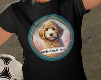 Könnte beinhalten: Schwarzes T-Shirt mit einem runden Bild eines Goldendoodle-Welpen in einem Blumenfeld. Der Text "Goldendoodle Mom" ist unter dem Bild gedruckt.