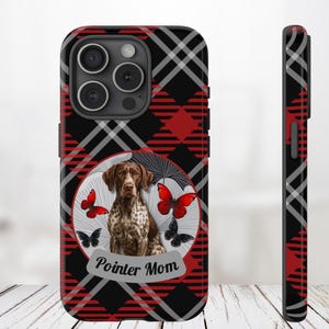 Może przedstawiać: Etui na telefon z motywem psa rasy wyżeł niemiecki krótkowłosy. Etui ma czarno-czerwono-szary wzór w kratę. Pies otoczony jest motylami i tekstem "Pointer Mom".
