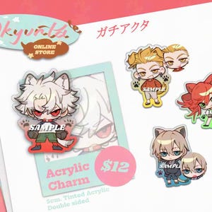 Könnte beinhalten: Doppelseitige Acryl-Charms mit Anime-Charakteren. Die Charms sind 5 cm groß und zeigen verschiedene Charaktere mit unterschiedlichen Haarfarben und Outfits. Einige Charms tragen den Aufdruck "SAMPLE". Der Hintergrund ist rosa und weiß.
