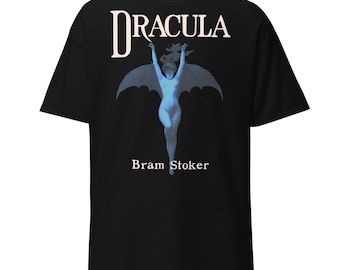 Könnte beinhalten: Schwarzes T-Shirt mit einem weißen Grafikdruck einer Frau mit Fledermausflügeln, die fliegt. Unter dem Bild steht der Text "Dracula" und "Bram Stoker".