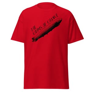 Puede incluir: Camiseta roja con un gráfico negro de un dirigible y el texto "The Chums of Chance".