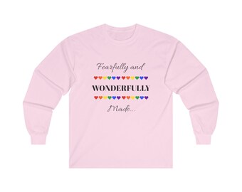 Könnte beinhalten: Rosa Langarm-T-Shirt mit dem Text "Fearfully and Wonderfully Made..." in schwarzer Schrift. Eine Reihe von Regenbogenherzen befindet sich oberhalb und unterhalb des Textes.
