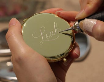 Personlig mors dag-present, handgraverad guldfärgad kompaktspegel, anpassat kalligrafinamn, present till henne