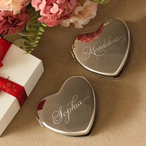 Ręcznie grawerowane kompaktowe lusterko w kształcie serca, spersonalizowany prezent dla druhny, pamiątka walentynkowa, spersonalizowana kaligrafia pisana ręcznie